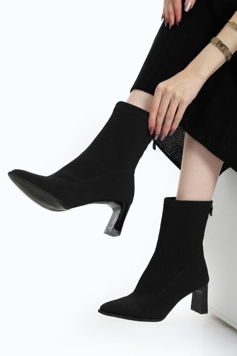 BLACK RIBBED STRETCHABLE ANKLE BOOT