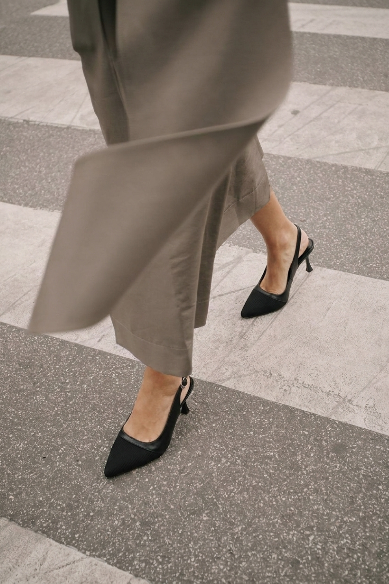 BLACK KNIT HEELS