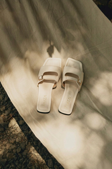 WHITE LEATHER CUSHIONED SLIPPER