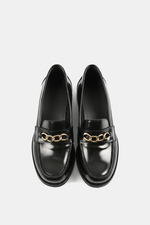 BLACK LEATHER HEELED PENNY CHAIN LOAFERS